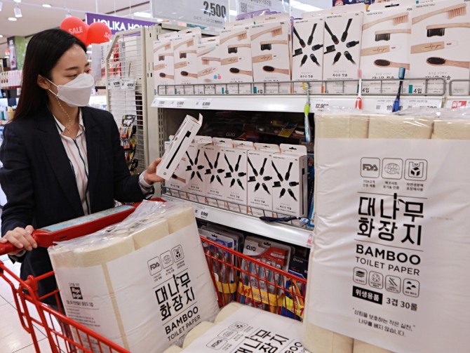 롯데마트는 최근 대나무 소재의 칫솔과 화장지를 판매하고 있다. 사진=롯데마트