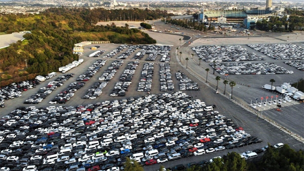 미국 로스앤젤레스 다저스타디움에 가득 채워진 렌트카 차량들. 사진=로이터