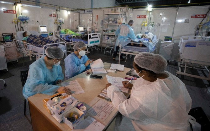 브라질 상파울루에 코로나19 환자를 위해 설치된 한 야전병원 응급실에서 의료진이 서류 작업을 하고 있다. 사진=뉴시스