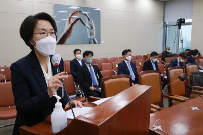 임혜숙 과학기술정보통신부 장관 후보자가 4일 오전 서울 여의도 국회에서 열린 과학기술정보방송통신위원회 인사청문회에서 모두발언을 하고 있다. 사진=뉴시스, 공동취재사진