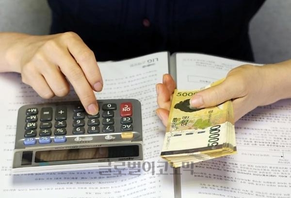 오는 7월부터 20%로 인하되는 법정 최고금리를 소급 적용하기로 하면서 대형 저축은행 수익성 타격이 불가피할 것으로 전망된다. 사진=픽사베이