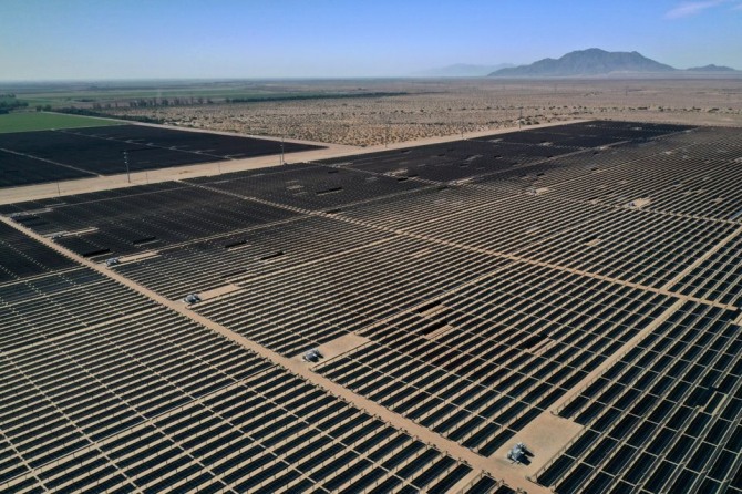 미국 캘리포니아주 엘센트로에 위치한 대규모 태양광 발전단지. 사진=로이터