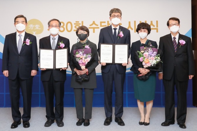 지난 3일 서울 롯데 호텔에서 제30회 수당상 시상식에서 김윤 수당재단 이사장(왼쪽부터), 김장주 서울대학교 재료공학부 명예교수 내외, 성영은 서울대학교 화학생물공학부 교수 내외, 진정일 수당상 운영위원장이 기념촬영을 하고 있다. 사진=삼양그룹