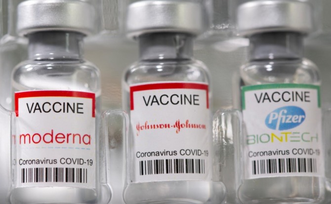 현재 전세계에 보급되고 있는 주요 백신들. 모더나 백신, 존슨앤드존슨 백신, 화이자 백신(왼쪽부터). 사진=로이터