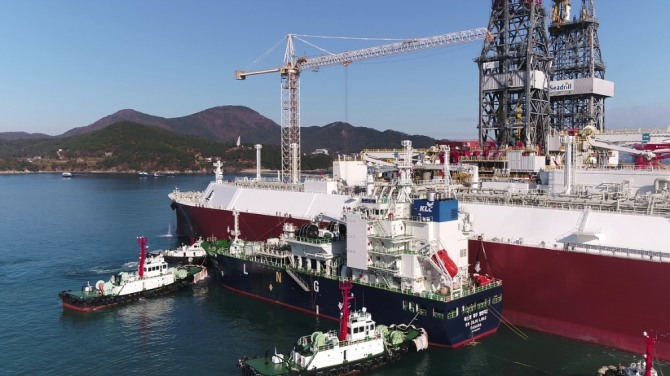 한국가스공사가 2020년 11월 경남 거제 대우조선해양 옥포조선소에서 LNG 운반선 시운전을 위한 세계 최초 STS LNG 선적 실증 테스트를 하고 있는 모습. 사진=한국가스공사 