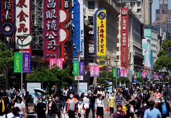 노동절 연휴기간중 사람들로 가득찬 중국 상하이 시내 모습. 사진=로이터 