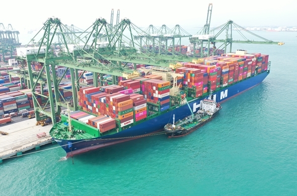 HMM의 1만6000TEU급 컨테이너 1호선 누리호가 최근 싱가포르항에서 화물을 가득 채우고 유럽 출항을 준비하고 있다. 사진=HMM 