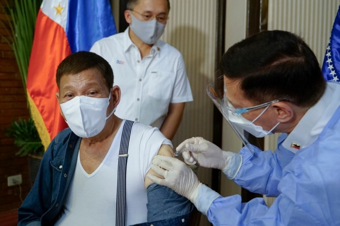 로드리고 두테르테(왼쪽) 필리핀 대통령이 지난 3일(현지시간) 마닐라 말라카낭 대통령궁에서 프란시스코 두케 보건장관으로부터 중국의 시노팜 백신을 접종하고 있다. 사진=뉴시스