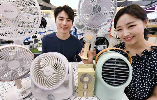 홈플러스는 오는 9일까지 삼성전자 에어컨 행사 상품을 구매하는 고객에게 삼성 공기청정기를 증정하는 프로모션을 벌인다. 사진=홈플러스