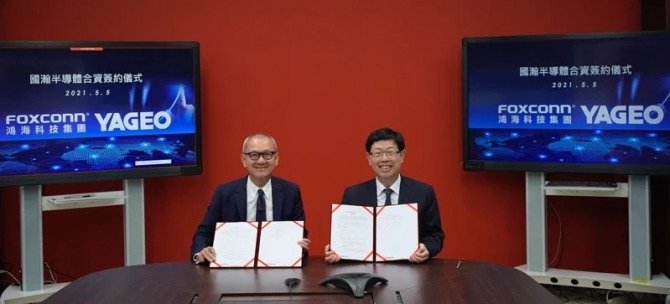 폭스콘 류양웨이 회장(오른쪽)과 궈쥐 천타이밍 회장은 합작회사 설립 계약을 체결했다. 사진=폭스콘