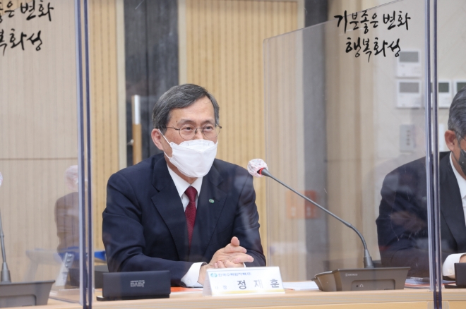 한국수력원자력(한수원) 정재훈 사장이 6일 경기 화성시청에서 열린 '경기도 화성 스마트에너지 사업 공동개발을 위한 업무협약' 체결식에서 발언하고 있다. 사진=한수원 
