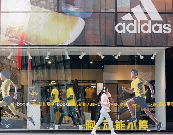  중국 베이징 쇼핑지구에 있는 아디다스 매장.  사진=로이터