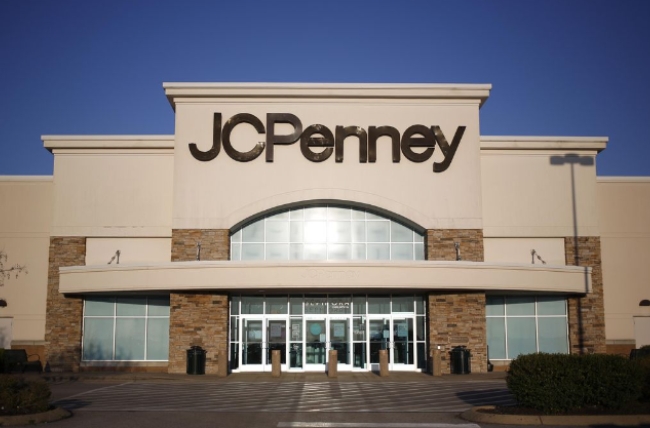 지난해 파산보호신청을 한 미국의 중저가 백화점 JC페니가 최근 12억 달러의 유동성을 확보하며 ‘기사회생’ 한 것으로 알려졌다.