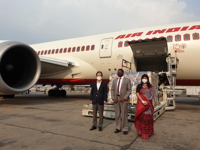 신봉길 주인도대사(왼쪽)가 9일 인도 뉴델리 국제공항에서 우리 정부가 지원한 긴급지원물품 앞에서 스리니바 고트루브 인도 외교부 유엔국장(가운데)과 기념 사진 촬영을 위해 포즈를 취하고 있다. 신봉길 대사 페이스북