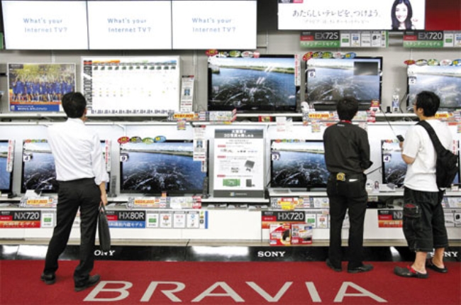 일본 TV 제조업체가 거의 몰락한 가운데 명맥을 유지하고 있는 소니의 TV 매장.