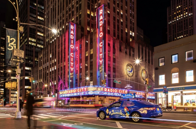 미국의 주요 도시에서 운영되고 있는 파이어플라이(Firefly) 차량 광고 디스플레이.