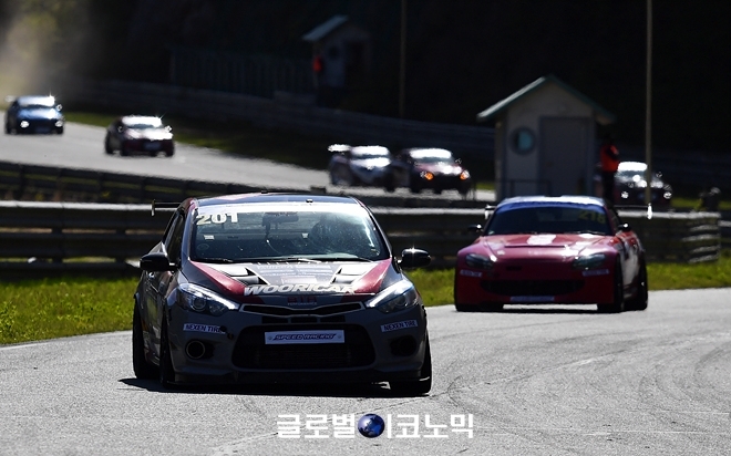 2021 넥센스피드레이싱&태백모터스포츠페스티벌이 9일 개최된 가운데 하드론 GT-200 1R 결승에서 김도훈이 가장 빠른 기록으로 1위를 차지했다. 사진=글로벌이코노믹 김현수 기자