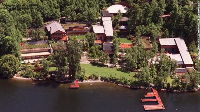 최근 이혼 발표를 한 빌 게이츠와 멜린다 게이츠의 시애틀 워싱턴 호수 저택. 영화관, 체육관, 자체 수중 음악 시스템을 갖고 있는 수영장 등이 있다. 