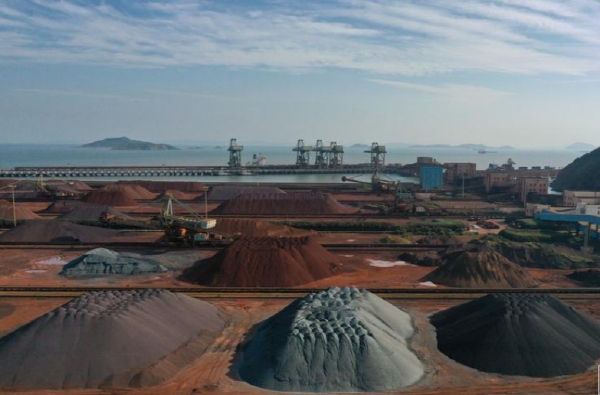 수입된 철광석이 쌓여있는 중국 철광석 수입항 모습. 사진=로이터