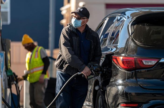 북미 최대의 송유관업체 콜로니얼이 해킹공격으로 폐쇄된 가운데 한 시민이 자신의 차량에 휘발유를 주유하고 있다.