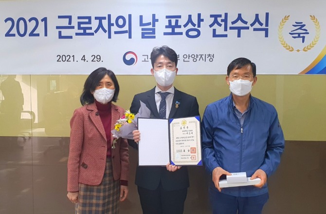  '2021년 근로자의 날 포상 전수식'에서 노사협력 증진을 통한 국가산업 발전에 이바지한 공로로 이승대 한림대성심병원 행정부원장(가운데)이 국무총리 표창을 수상후 기념촬영을 하고 있다. 사진=한림대의료원