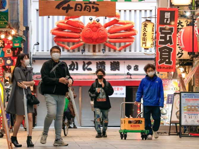 일본 오사카에서 코로나19 감염을 우려, 마스크를 착용한 시민들이 거리를 걷고 있다. 사진=뉴시스