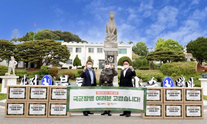 최상범 오비맥주 부사장(왼쪽부터), 김동호 제9보병사단장, 류창욱 오비맥주 전무가 위문품 전달식 후 기념사진을 찍고 있다. 사진=오비맥주