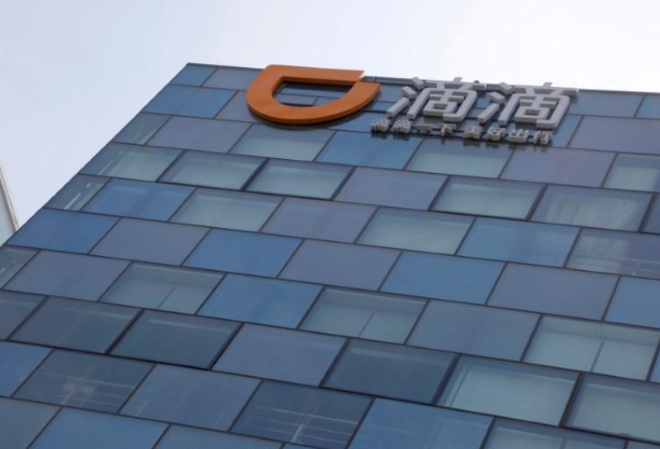 중국 최대 차량 공유 기업 디디추싱 로고를 중국 베이징의 본사 건물에서 볼 수 있다.          사진=로이터
