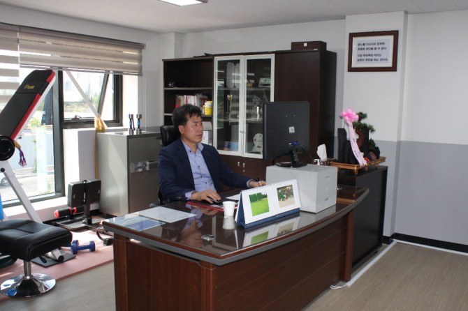 유니테크 육웅권 대표가 집무보는 모습 