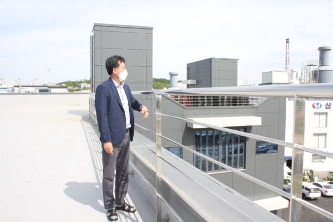 육웅권 대표는 본사사옥 옥상에서 계획 설계하곤 한다. 50억 불 수출 하는 목표로 베트남, 중국 등 여러나라 바이어들과 긴밀하게 움직이고 있다.