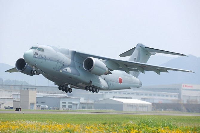 일본 가와사키중공업이 제작한 C-2 수송기가 이륙하고 있다. 사진=가와사키에어로스페이스