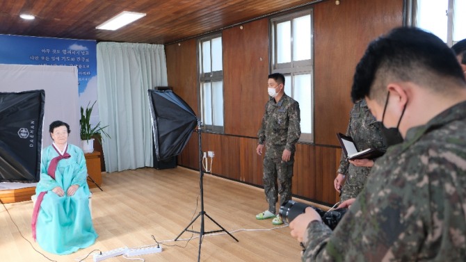 공군 방제관제사 장병들이 지역주민들에게 영정사진을 촬영하고 있다. 