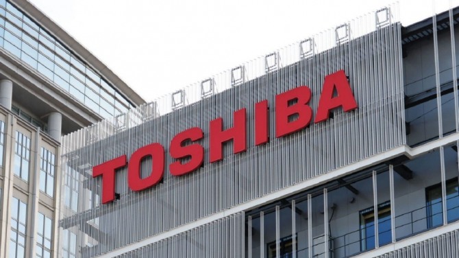 일본 전자제조업체 도시바가 사모 펀드 입찰 전쟁에 직면하자 전략적 검토를 위해 글로벌 금융기업 UBS를 재정 고문으로 임명할 예정이다. 사진=TOSHIBA