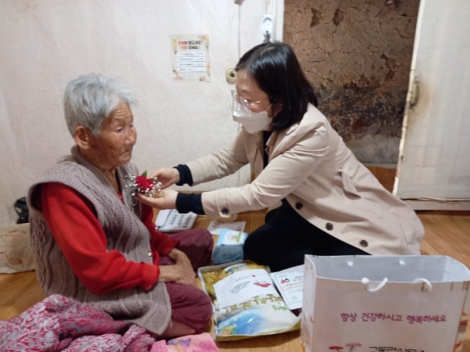 강화군 교동면은 가정의 달을 맞아 독거노인을 방문해 다양한 복지서비스를 제공한다.  (사진=강화군 제공)