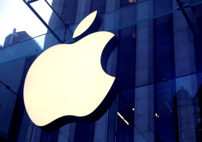미국 뉴욕 맨해튼 5번가 애플 스토어 입구에 걸려 있는 애플 로고 사진=로이터