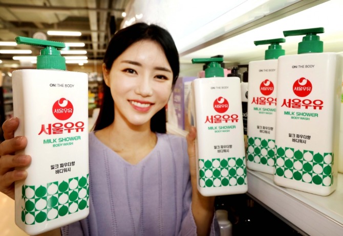 홈플러스가 LG생활건강, 서울우유와 협업해 '온더바디 서울우유 콜라보 바디워시'를 내놨다. 사진=홈플러스