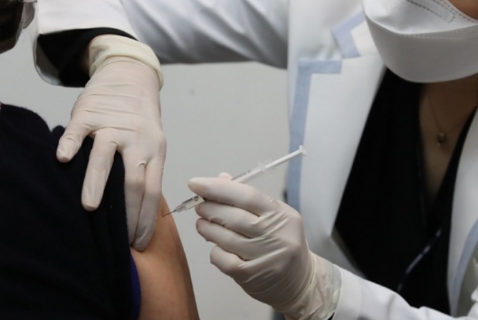 10일 오전 서울 한 코로나19 백신 예방접종센터에서 한 어르신이 백신을 맞고 있다. 사진=뉴시스