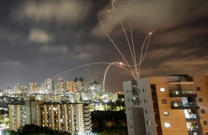 이스라엘 남서부 지중해연안의 도시 아슈켈론에서 아인돔 요격 미사일이 가자 지구에서 날아오는 로켓을 요격하기 위해 빛줄기를 그리며 날아가고 있다.사진=예루살렘포스트