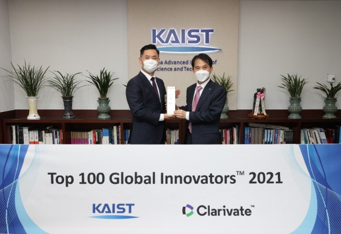 12일 4시 KAIST 대전 본원 총장실에서 안성식 클래리베이트 코리아 대표(왼쪽)가 글로벌 100대 혁신 기업 트로피를 이광형 총장에게 전달했다. 사진=KAIST