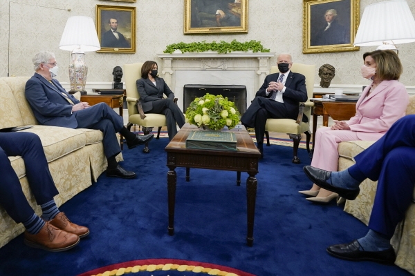 조 바이든 미국 대통령이 12일(현지시간) 여야 지도부를 취임 후 처음으로 백악관으로 초청해 대면 회동을 하고 있다. 사진=AP/뉴시스