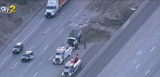 지난 5일(현지시간) 미국 캘리포니아주 폰타나 210번 고속도로에서 테슬라 모델3 차량이 전복된 트럭을 들이받아 교통사고가 일어난 모습. 사진=CBSLA
