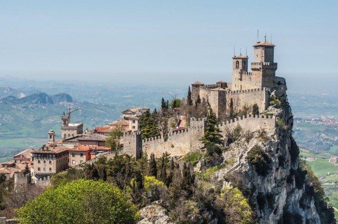 이탈리아 반도에 자리한 인구 3만3000명의 소국이지만 관광지로 유명한 산마리노(San Marino). 사진=AGODA