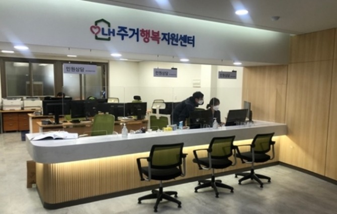 한국토지주택공사(LH)가 지난해 12월 기존 공공임대주택 관리사무소를 새로 리모델링해 선보인 'LH주거행복지원센터'의 내부 모습. 사진=LH