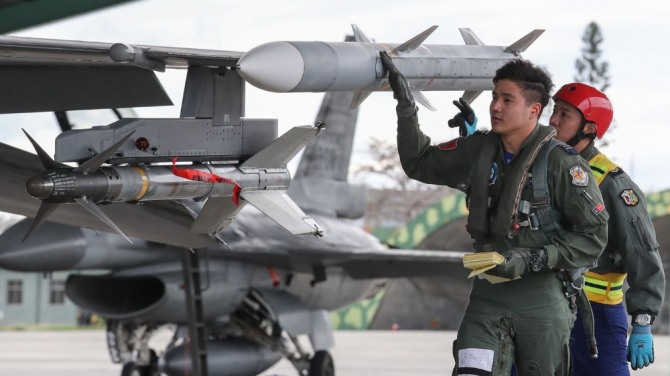대만군 조종사가 F-16 날개끝에 달린 암람 미사일을 점검하고 있다. 사진=더워존