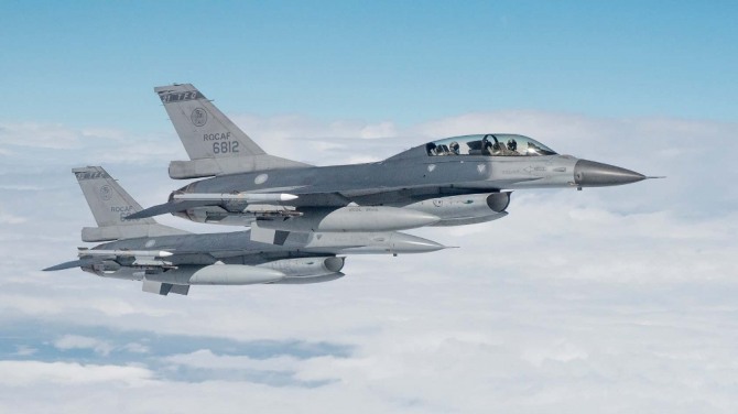 대만공군의 F-16V 전투기 편대가 암람 공대공 미사일로 무장한채 비행하고 있다. 사진=더워존