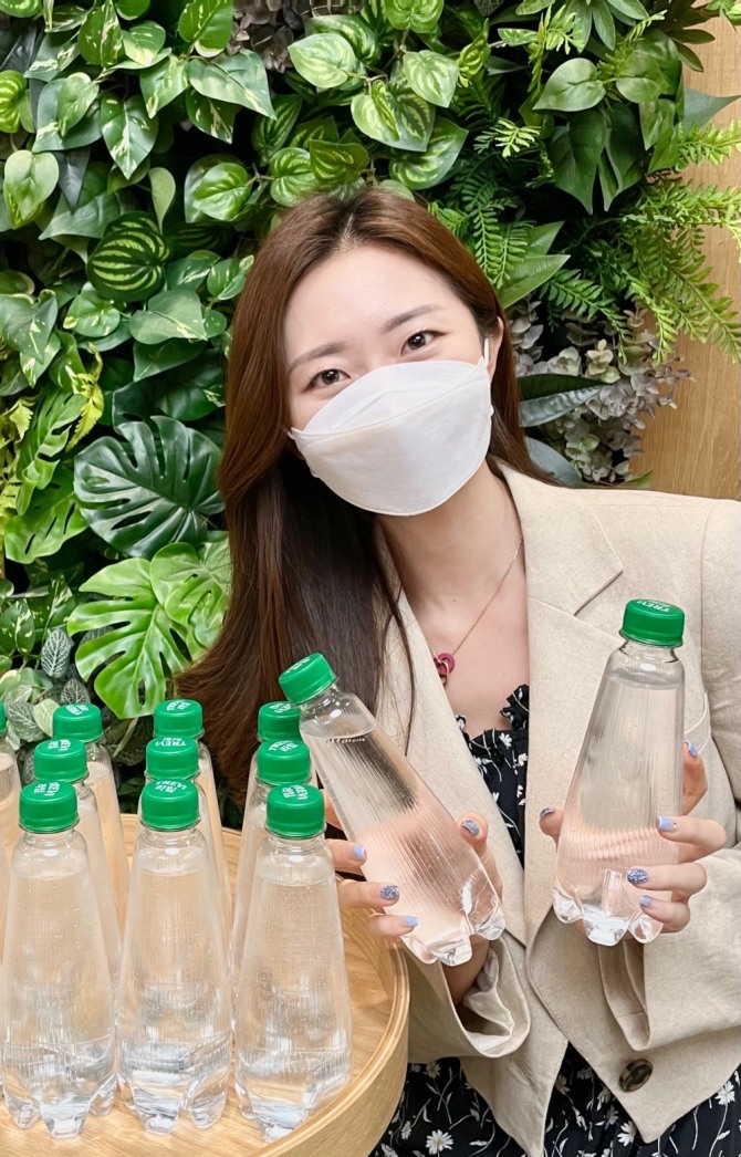 롯데칠성음료가 라벨을 뗀 '트레비 ECO'를 출시했다. 사진=롯데칠성음료