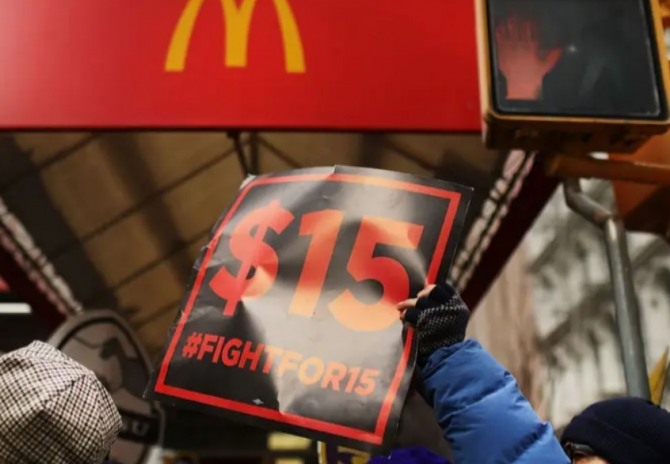 미국 레스토랑 업계가 직원 채용에 어려움을 겪고 있는 가운데 맥도날드가 미 전역의 매장에서 최저 임금을 인상했다. 사진=비즈니스인사이더