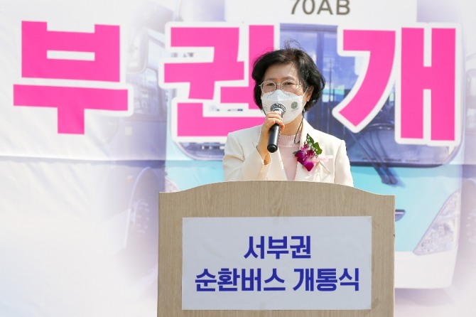 박은경 안산시의회 의장이 13일 오후 단원구 선부광에서 열린 순환버스 서부권 70A·B 노선 개통식에서 축사를 하고 있다. 사진=안산시의회 제공