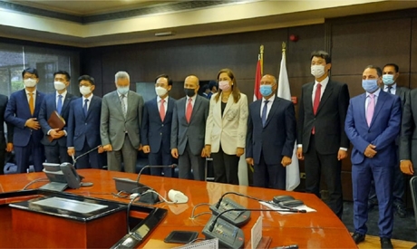 현대로템 관계자와 이집트 국영철도산업 관계자가 지난달 28일 전동차 공급을 위한 업무협약을 체결하고 있다. 사진=로이터