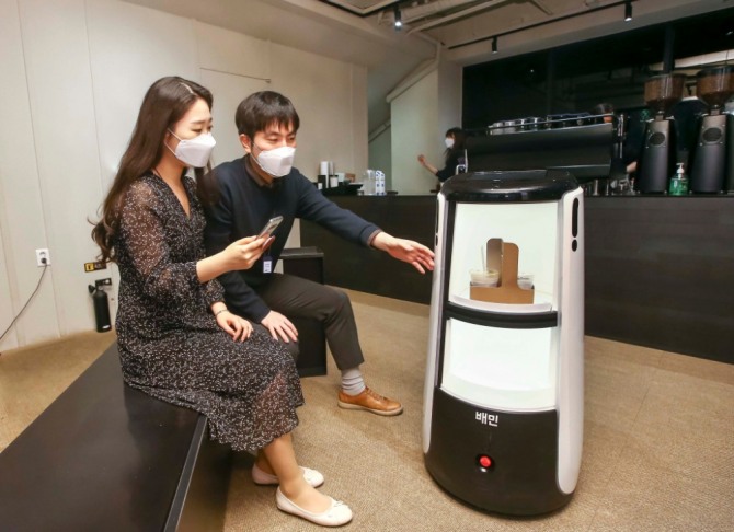 광화문 D타워에서 배달로봇 딜리타워가 커피 배달을 시연하고 있다. 사진=우아한형제들